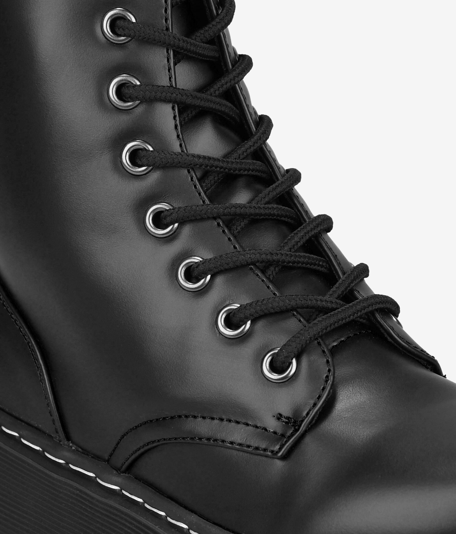 BOSANOVA Botines militares negros para mujer con ligera suela rayada. Cierre con cordones y cremallera interior.