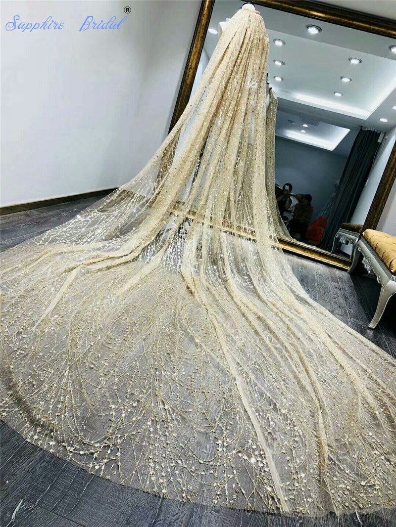 Saffier bruidsfoto's gouden sluier bling bling kant glanzende lange kathedraallengte bruidssluier luxe bruidssluier