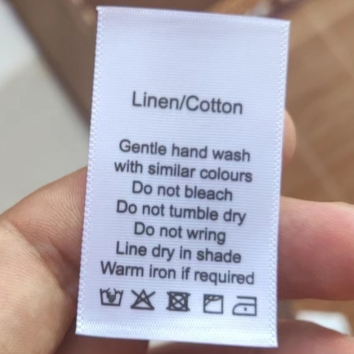 100 st vita tvättrådsetiketter för bomull/siden/kashmere/ull/linne/polyester/elastan med tryck av satintyg: Antik silver
