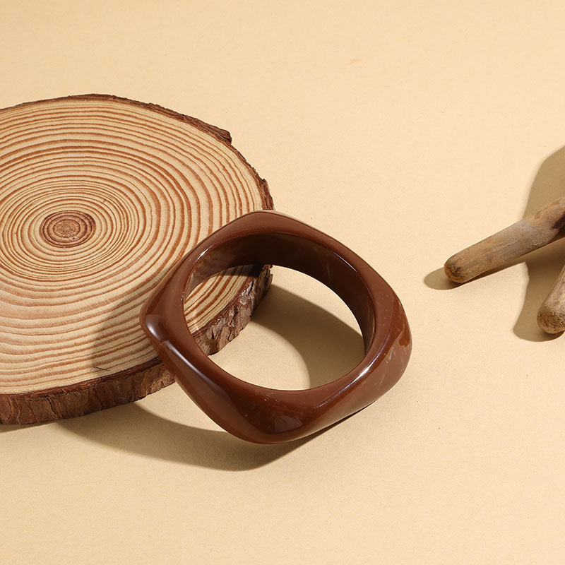 Geometrische acryl manchetarmbanden, armbanden voor dames, brede eenvoudige harsarmbanden, sieraden: Lichtgeelgouden kleur