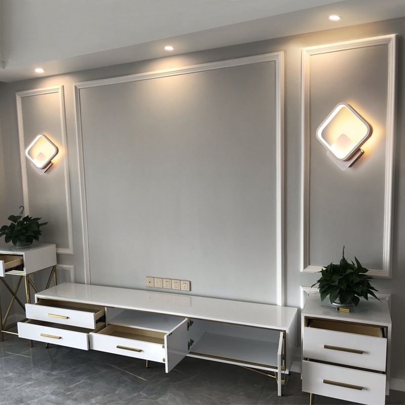 ledet vegglampe moderne stue soverom nattbord hvit ledet lampett sirkel gevir plommeblomst midtgang korridor vegglampe