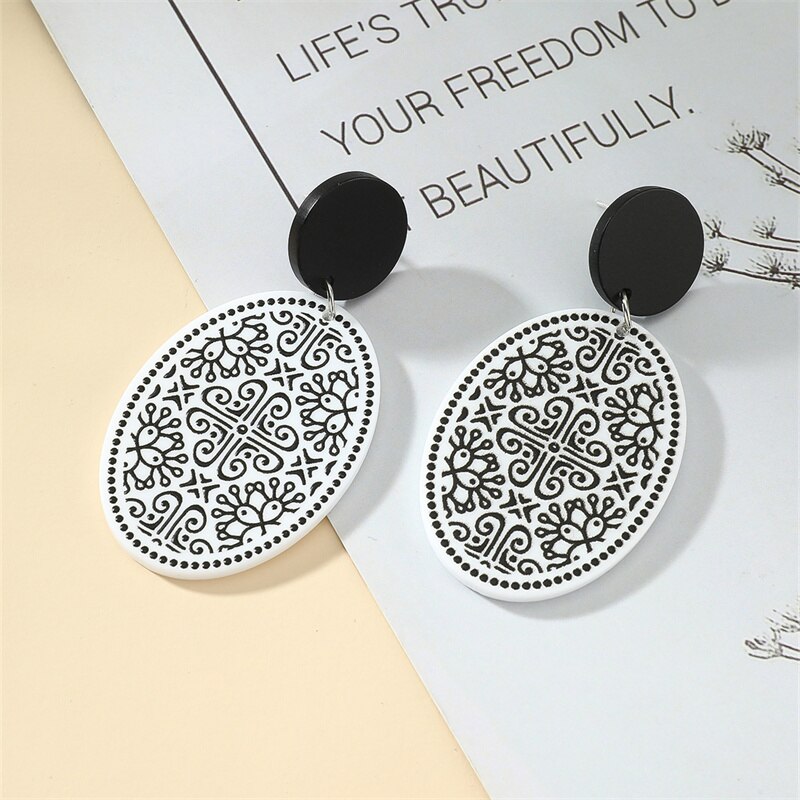 Pendientes largos originales para mujer, aretes de acrílico con estampado 3D Retro tallado, novedad de
