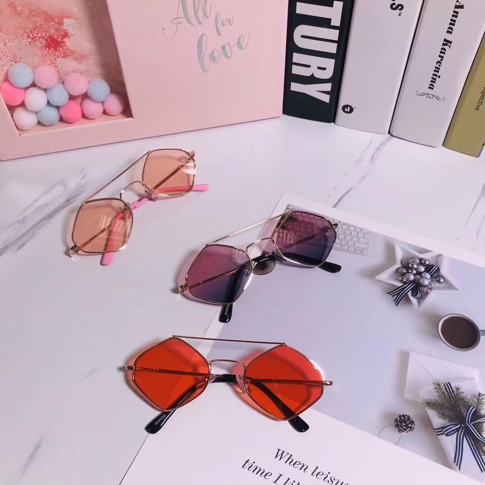 Gafas de sol con forma de polígono de Metal para niños, lentes de protección hexagonales UV, marco de diamante de doble haz, foto de calle
