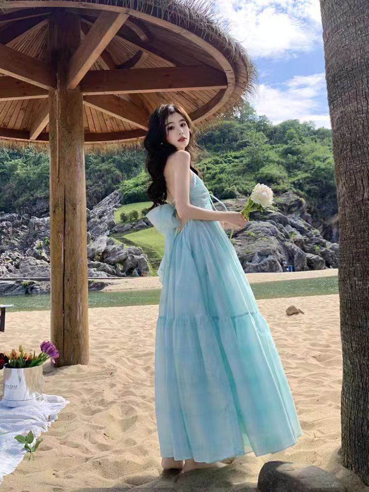 Neckholder-Kleid für den am Meer