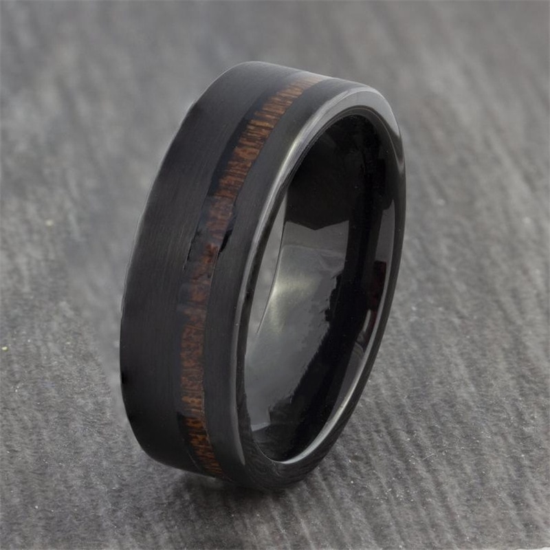 Titanium Ring Voor Mannen. Pure Zwarte Ring Oppervlak Met Lange Houten Textuur Rvs Ring. Modieuze Mannen Stijl