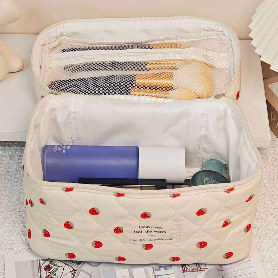 strawberry Makeup Bag Women's Cosmetic Bags Portable Cute Cosmetic Travel Storage Pouch Handbag Cotton Quilted Zipper Pu