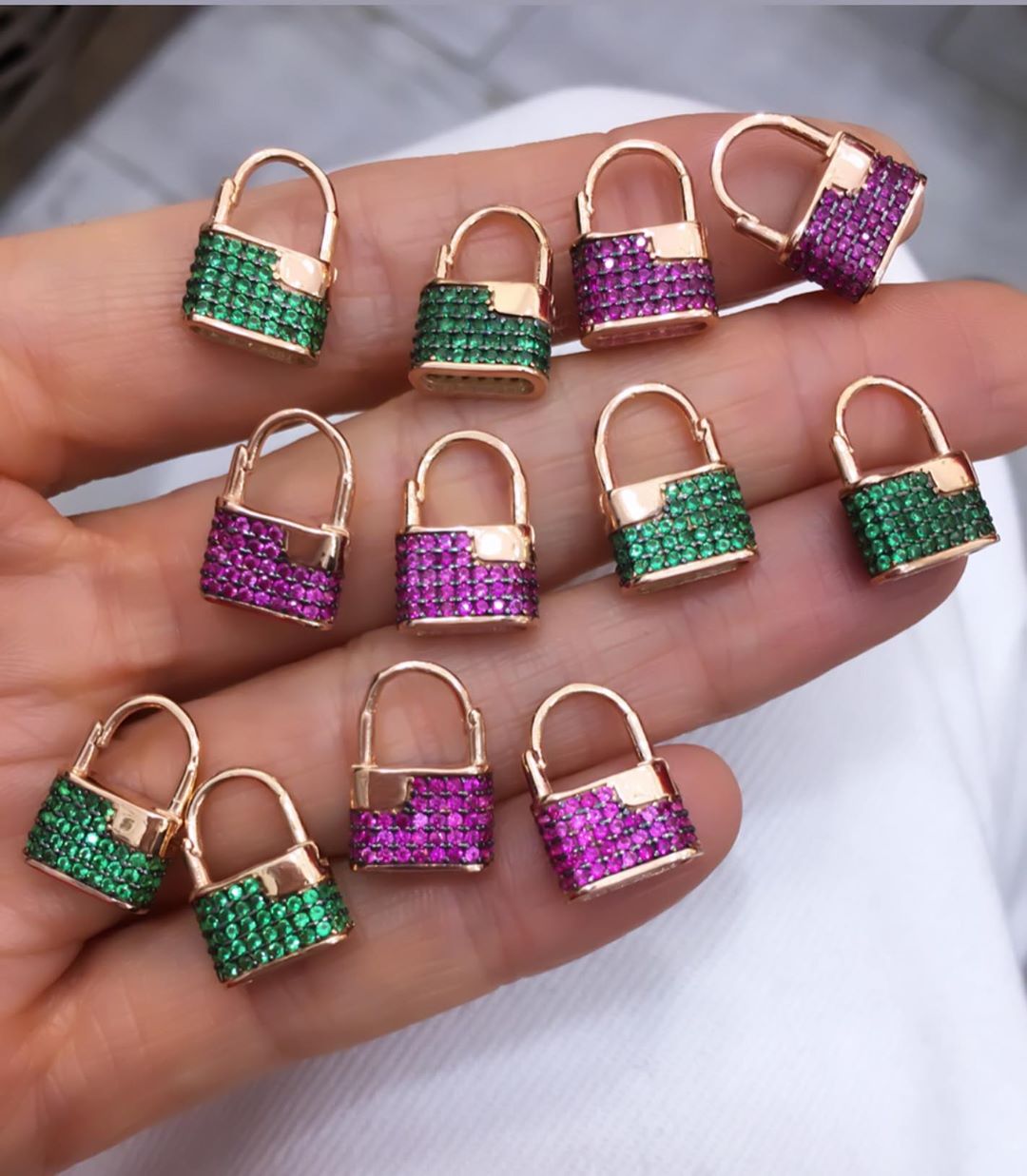 Rouge vert bleu blanc arc-en-ciel cz pavé couleur or petite boucle d'oreille pour les femmes