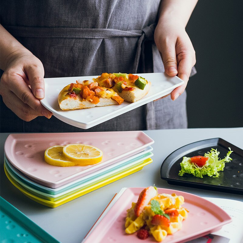 Nordisk keramik pizza tallrik porslin servis restaurang dessert tårta ost bakplåt oregelbunden frukt mellanmål fat
