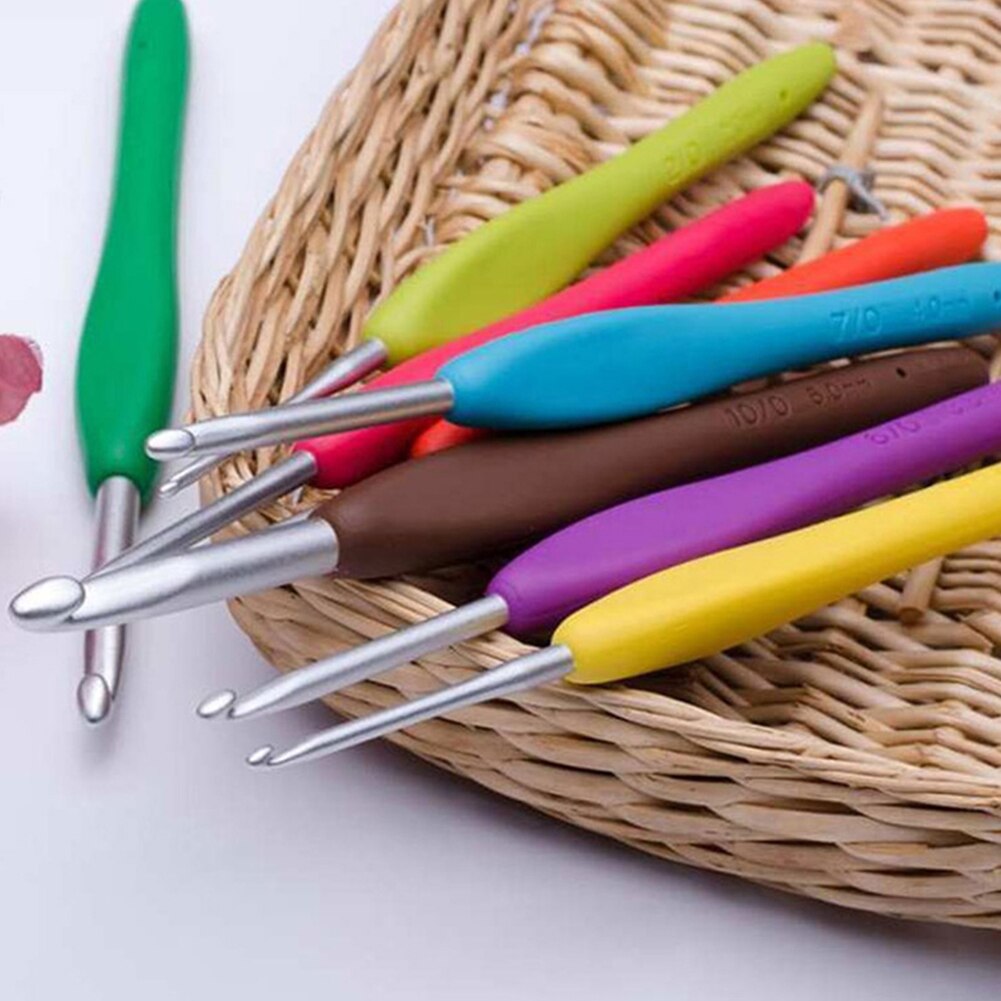 1pc Aluminum Crochet Hook Crochet Needles 2-10mm For Knitting Sewing Needles Tool With Randomly Soft Rubber Handle