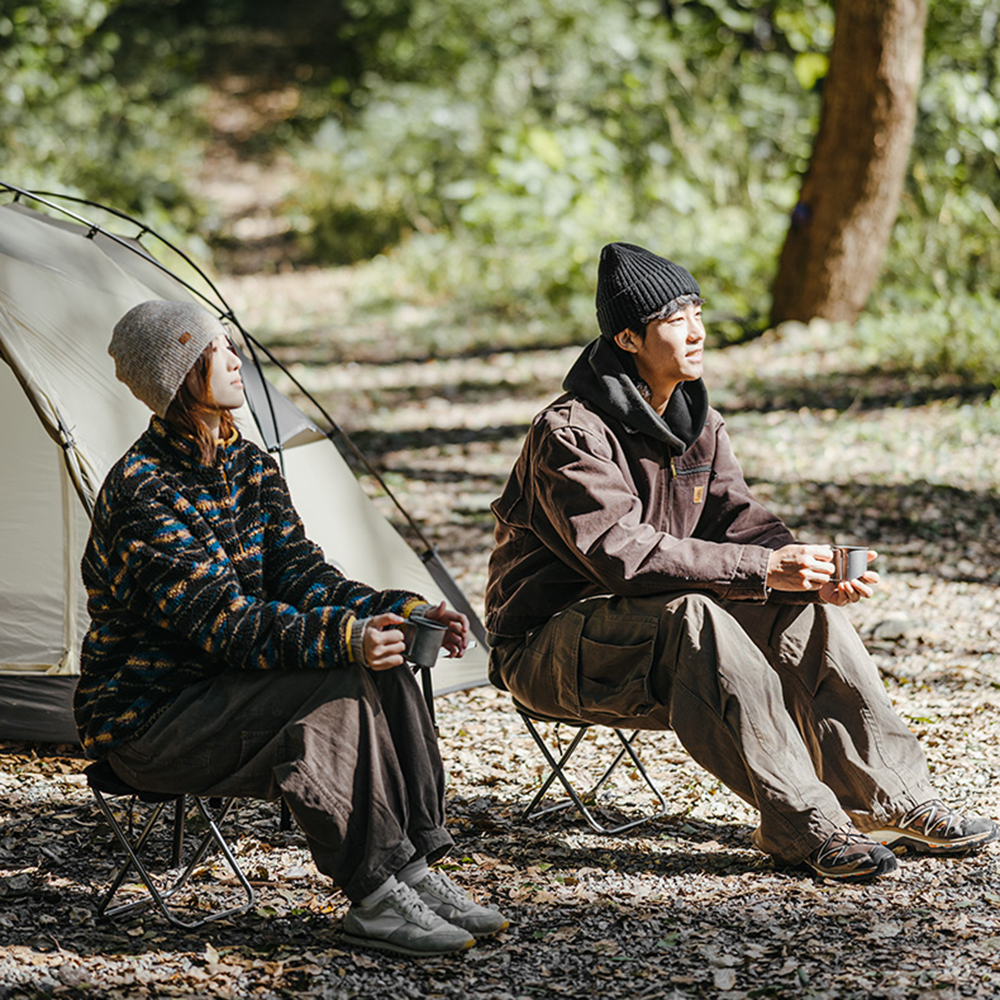 Ulkokäyttöön tarkoitettu sienijakkara, kokoontaitettava säilytystila, erittäin kevyt ja pieni, retkeilyvarusteet, jotka sopivat rannalla vaeltamiseen ja kalastukseen.