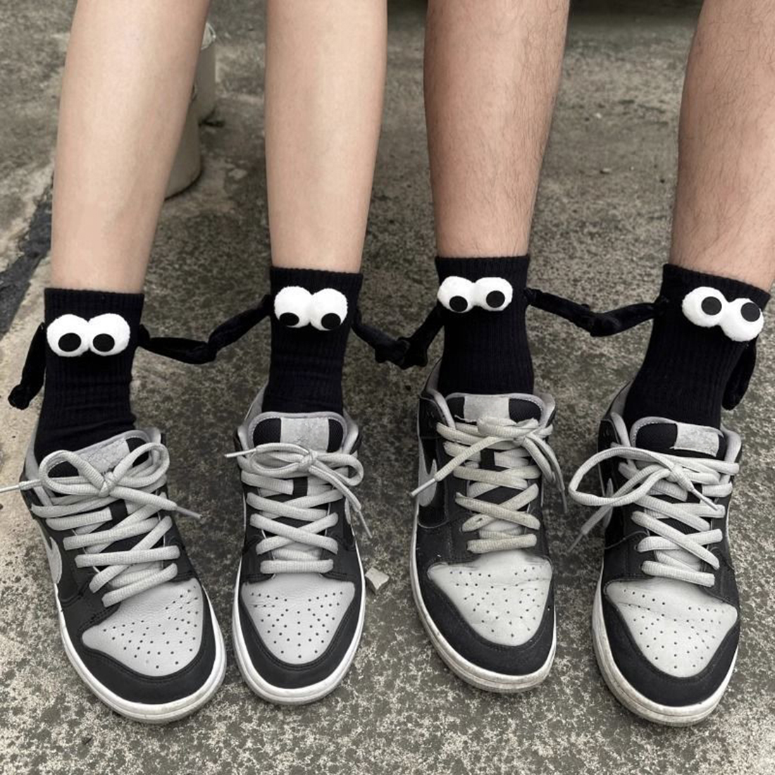 Calcetines magnéticos con manos mujeres hombres negro blanco divertido lindo ojos de dibujos animados pareja calcetines de tubo medio para