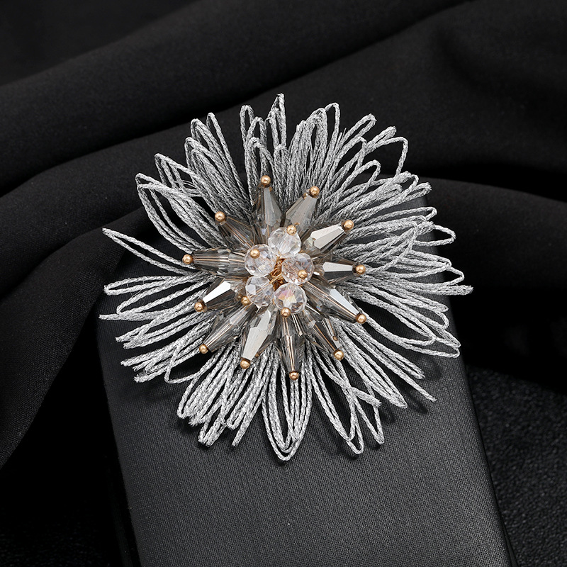 SKEDS 2022 exquisito lujo mujeres Rhinestone flor broche insignias perla cristal planta broches Retro Pin para dama: Chapado en oro antiguo