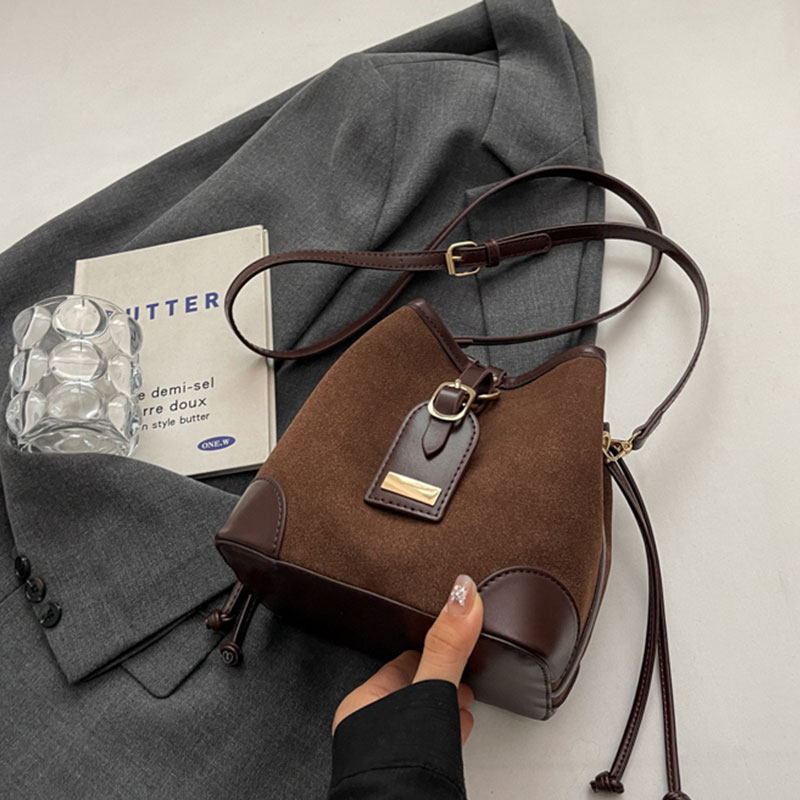 Sac seau rétro en tissu givré avec cordon de serrage, sac à bandoulière simple avec coutures décontractées à la