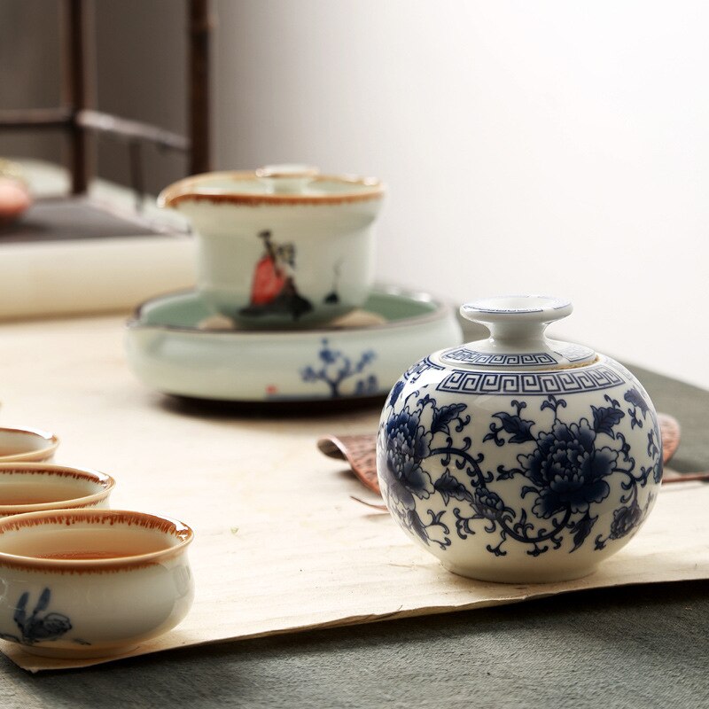 christmas Blue White Ceramic Tea Cans Sealed Cans Tieguanyin Puer Tea Large Portable Tea Cans Ceramic Round Tea Cans