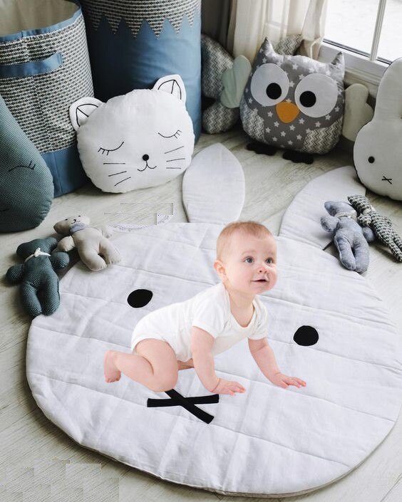 bambino CHE STRISCIA stuoia