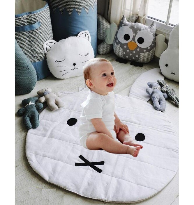 bambino CHE STRISCIA stuoia