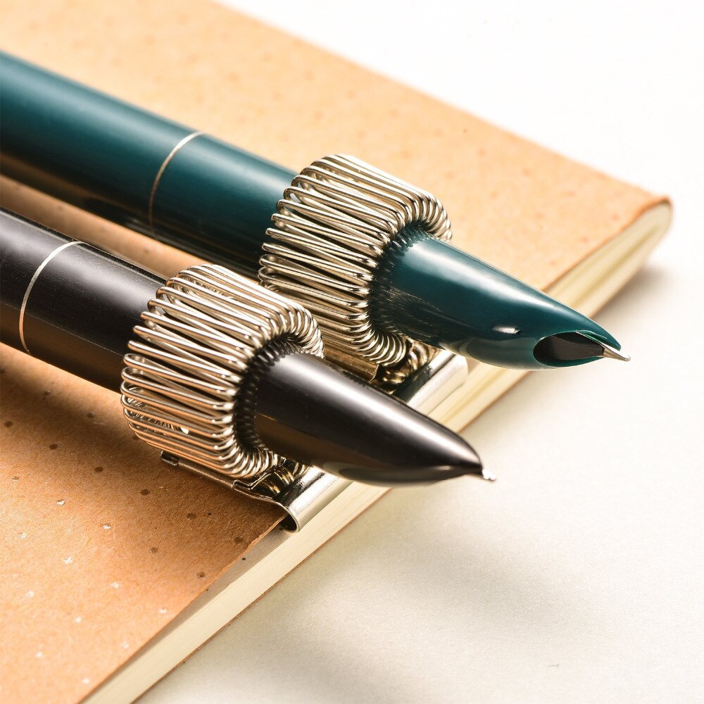 10 Pezzi in Acciaio Inox Supporto Della Penna con Molla Regolabile ciclo continuo Adatto A quasi Tutte Le Penne Dimensioni (forte Adesivo, clip e Magnetico)