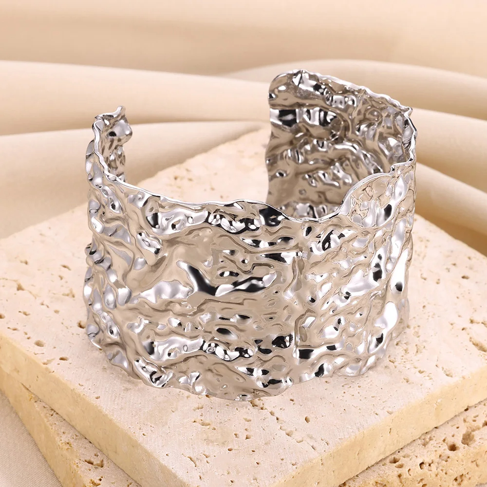 Brazalete clásico con apertura de textura arrugada para mujer, brazalete exquisito, Color dorado, adorno de mano de acero inoxidable,: Rodio plateado