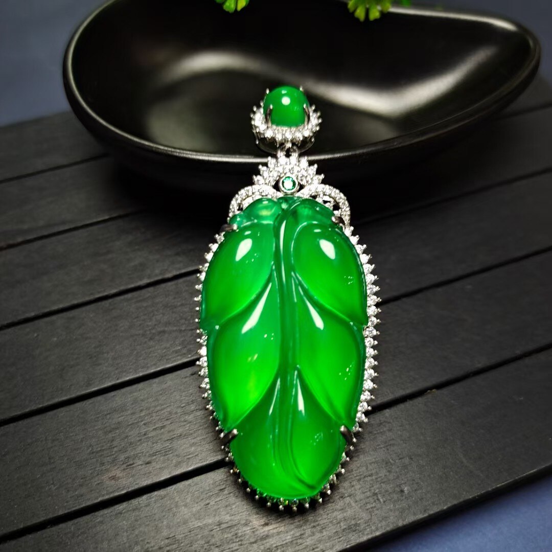 Genuine Natural Green Jade Leave Pendant Necklace Women Chrysoprase Charms Jewellery Jades Stone Leaf Chalcedony Amulet