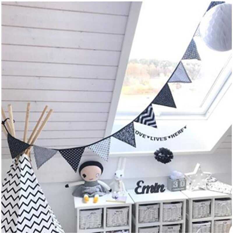 in Bianco e nero di Stoffa Bandiera Bambini Giocano Tenda Della Decorazione Dei Bambini Del Ragazzo Del bambino Scuola Materna Della Parete Della Decorazione Appesa Puntelli Pendenti con Gemme E Perle Ornamenti Partito