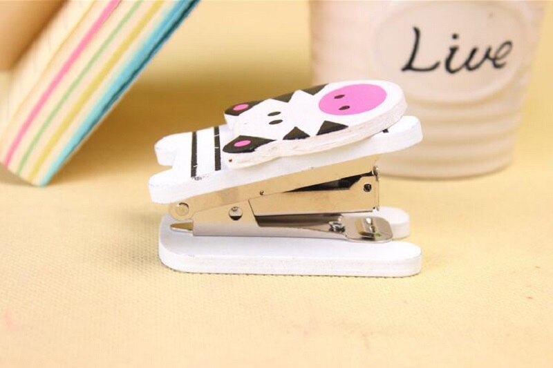 HKYSHP Korea creatieve briefpapier leuke cartoon Houten geschilderd nietmachine mini nietmachine school kantoorbenodigdheden: white