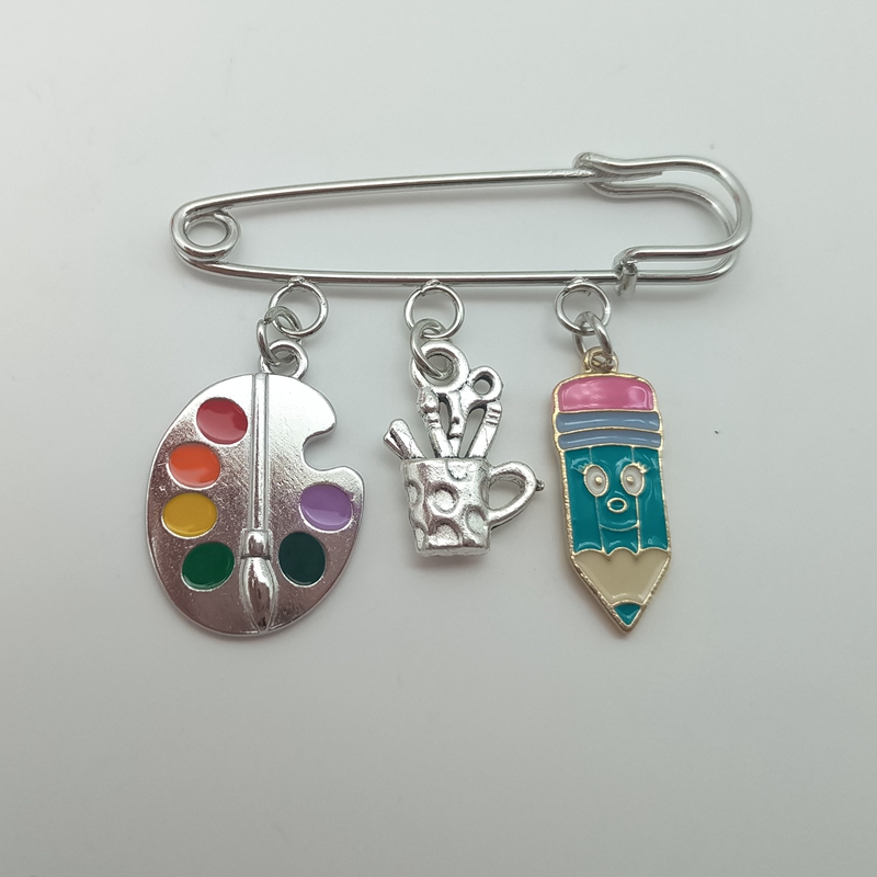 El broche de maestro de y erudioso te regalar mucho inspiración. Pequeño broche de para profesores y estudiantes.