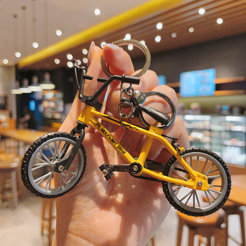 LLavero de bicicleta modelo de aleación Mini dedo de Metal fundido a presión bolsa para bicicleta de montaña llavero colgante juguete para para niños hombres coleccionista: Verde