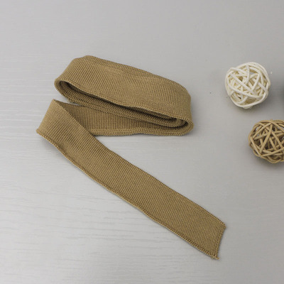 2cm brede, ensfargede, myke, ribbede t-hals i mercerisert bomull, korte mansjetter, elastisk, trådet kant: Flerfarget