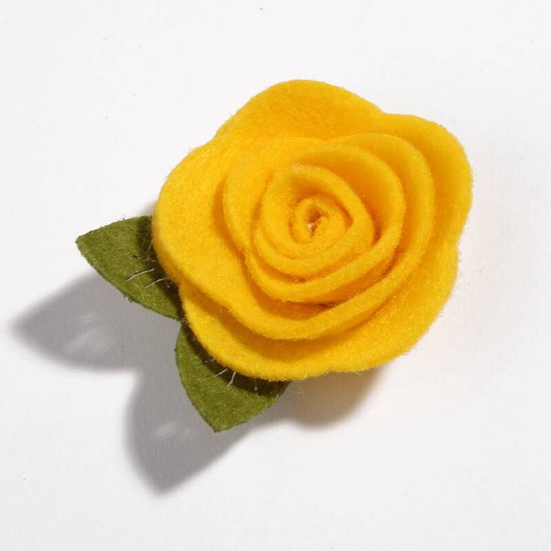 Flores de tela no tejidas de fieltro con hojas verdes para la cabeza, accesorios para el cabello, rosas enrolladas bonitas, 5CM, 10 Uds.: R / With Clip