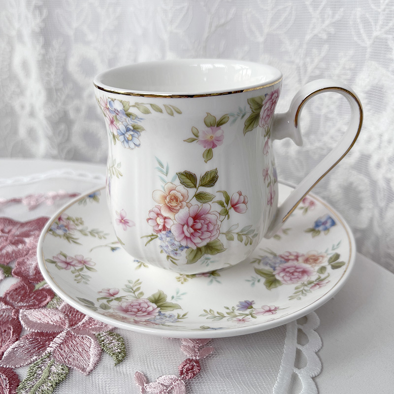 Klassieke koffiekop met schotel, afternoon tea dessertkop, engelse keramische koffiemok met camelia-stempelproces.: Zwart