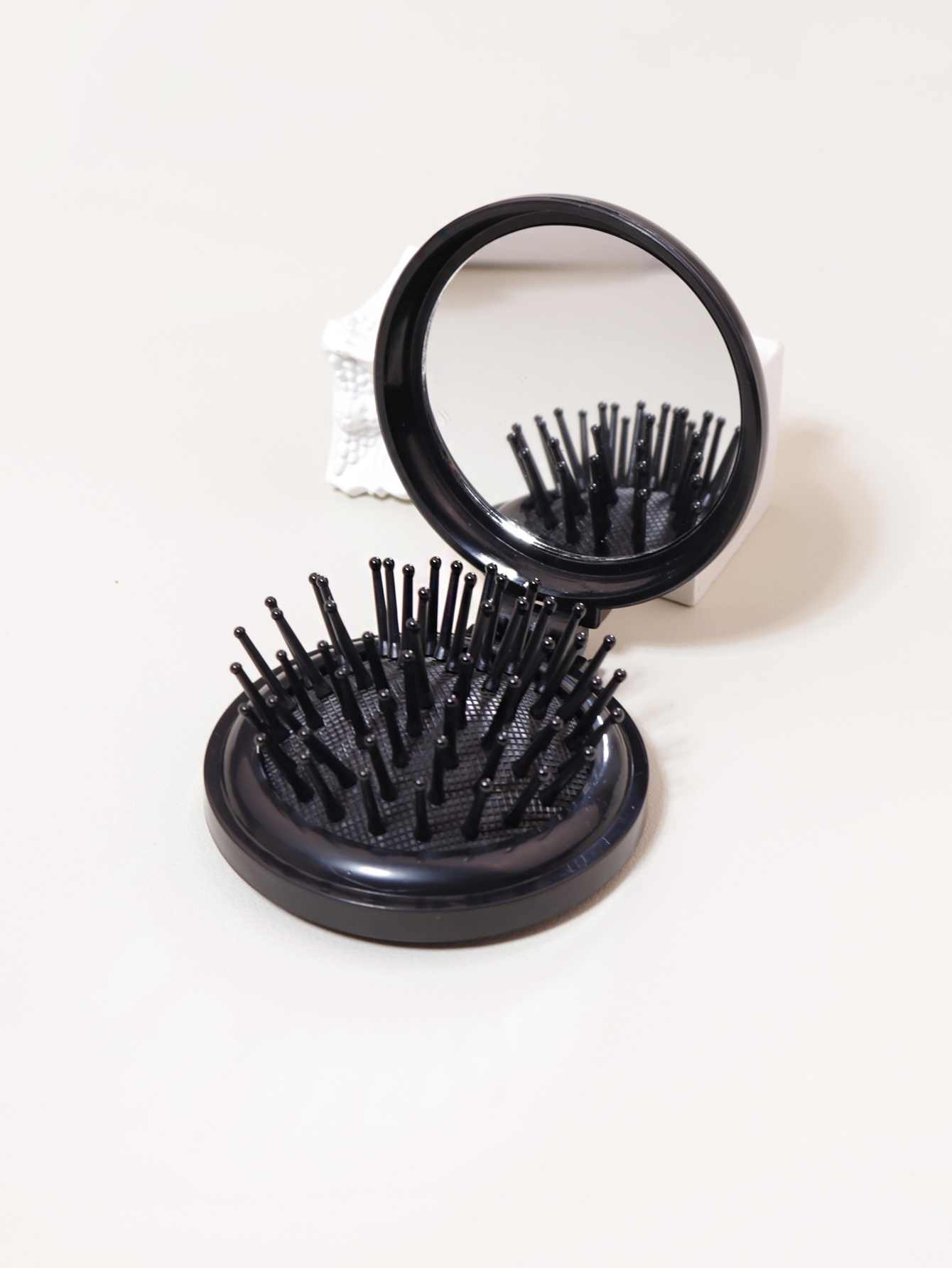 Peine de tamaño pequeño con espejo plegable, herramienta de estilismo para masaje portátil de viaje, cepillo de pelo para mujer, 1 Uds.: Negro