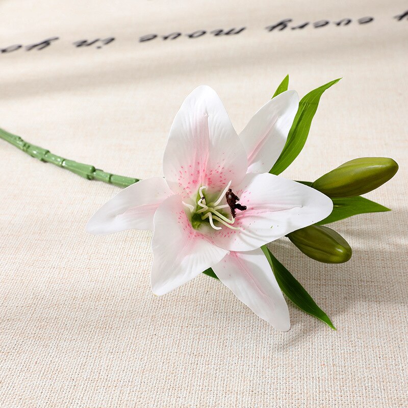 Førsteklasses imiterede blomster pvc lilje blomst håndfølelse 3 hoved lilje 1 blomst 2 knop boligdekoration bryllup blomster buket dekorativ: Hvid lyserød