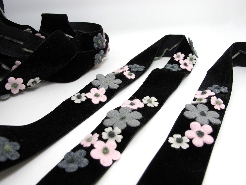 Fleur en feutre de 1 cm avec broderie en fil sur ruban de velours noir | couture | quilting | fournitures d'artisanat | accessoires pour cheveux | collier diy | coût