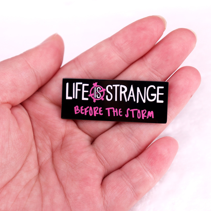 Life is of strange-nålar halsbandsset spel emaljbrosch ryggsäck väska kavajslag märken smycken accessoarer: Ljusgul guldfärg