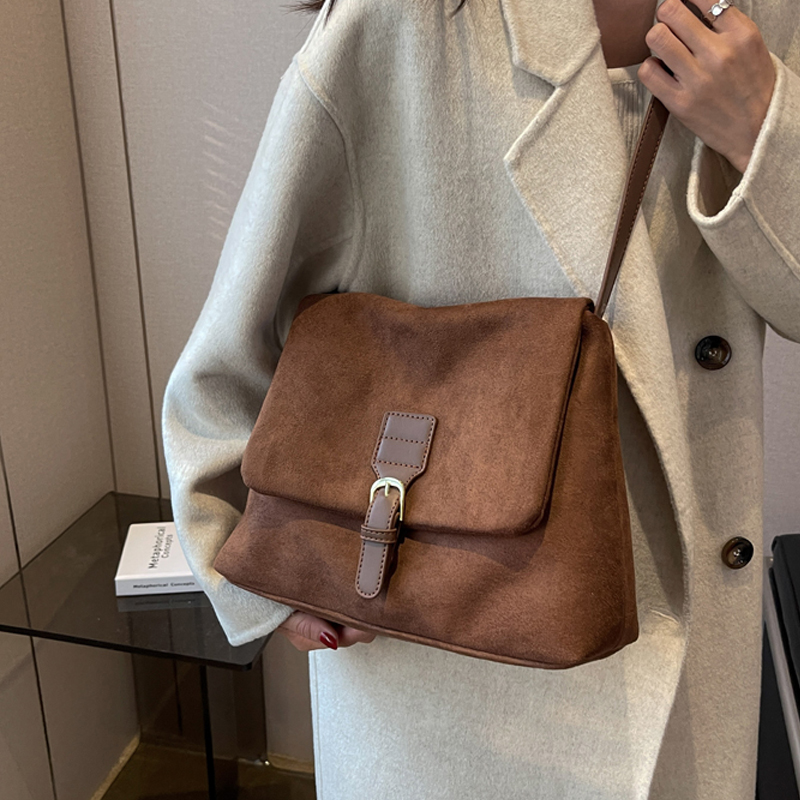 Fluwelen postbodetas Damesmode pendeltas met hoge capaciteit Eenvoudig en veelzijdig Effen kleur Suède Crossbody met één schouder: Chocolade