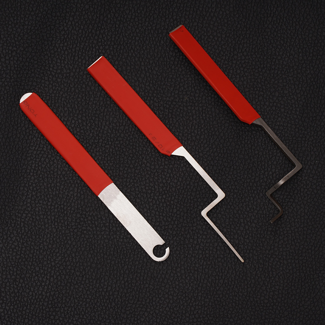 The lock box of the casement window is jammed and cannot be opened, suitable for outward-opening windows that are stuck