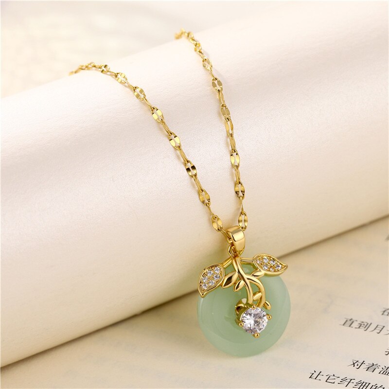 Hetian Jade Stein Sicherheit Schnalle Halskette für Frauen Titan Stahl Halskette Stil Alte Gold Kirsche Schlüsselbein Kette Anhänger