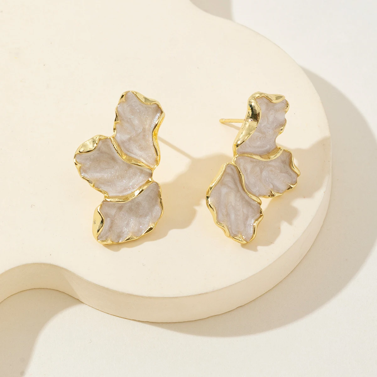 Pendientes de tuerca de color crema con flores de Metal para mujer, pendientes de poste irregulares chapados en Color dorado a la , pendientes llamativos de pesado: Color amarillo dorado claro