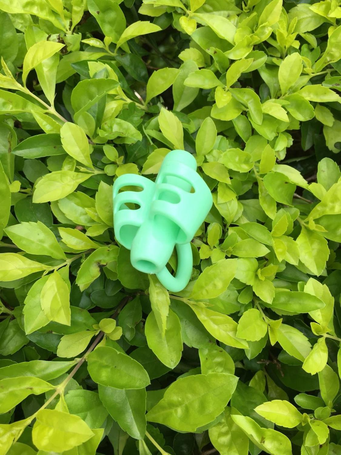 genuine two-finger TPR pencil holder pen holder sleeve writing learning correction tool pen holding corrector holder sleeve: Green(three-finger)