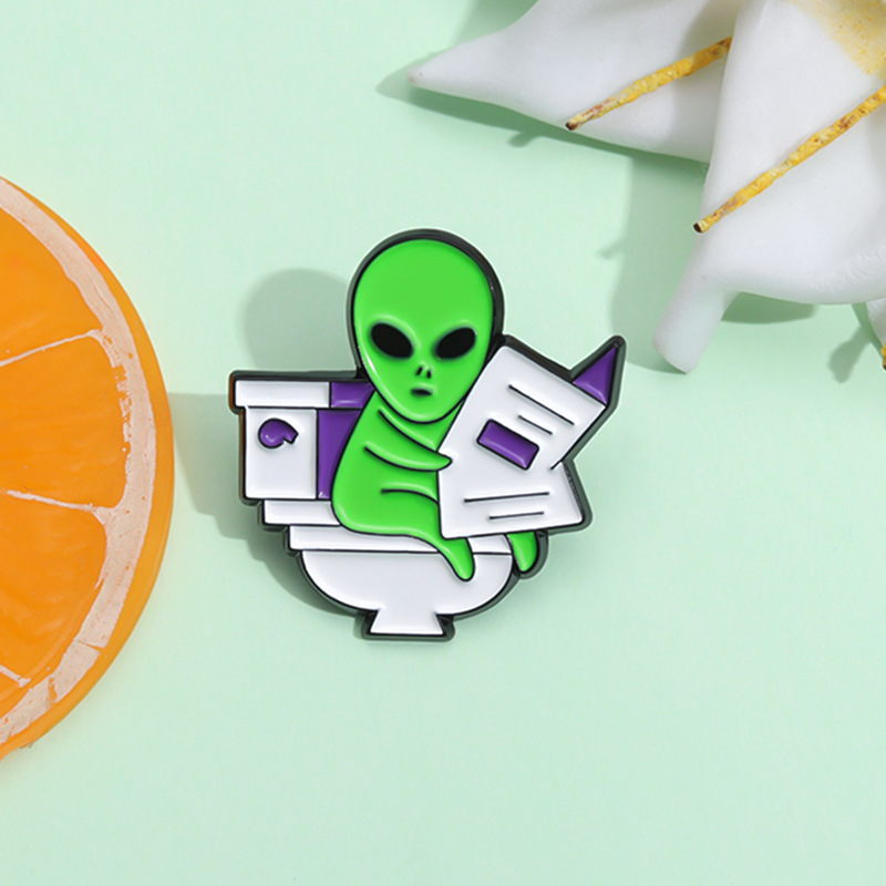 ET Aliens-Broche en Émail pour Femme, Danemark ge Animal Mignon, Revers Bac, Couteau de Poussin, Lecture de Stockholm aux Assis aux Toilettes