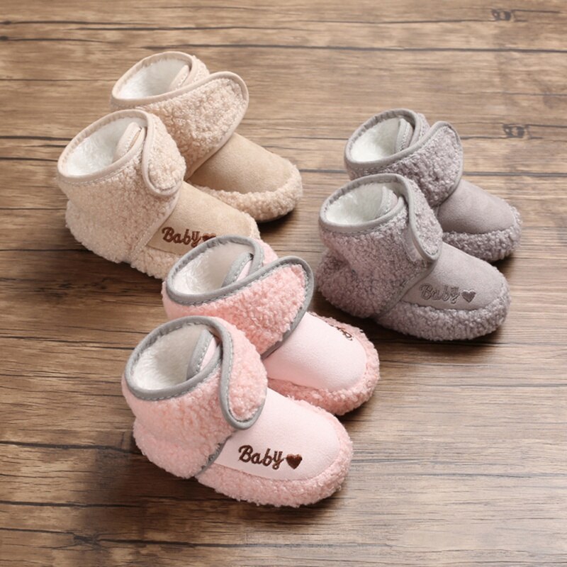 Chaussures unisexes antidérapantes pour bébés, bottes chaudes, mignonnes, en velours, avec motif d'amour décoratif, pour automne et hiver