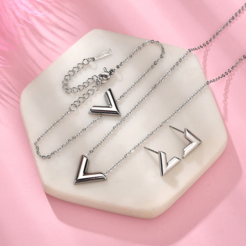 Simple Stainless Steel Letter V Necklace Women Girl Gold/Steel/Rose Gold Alphabet Pendant Necklace Party Gife