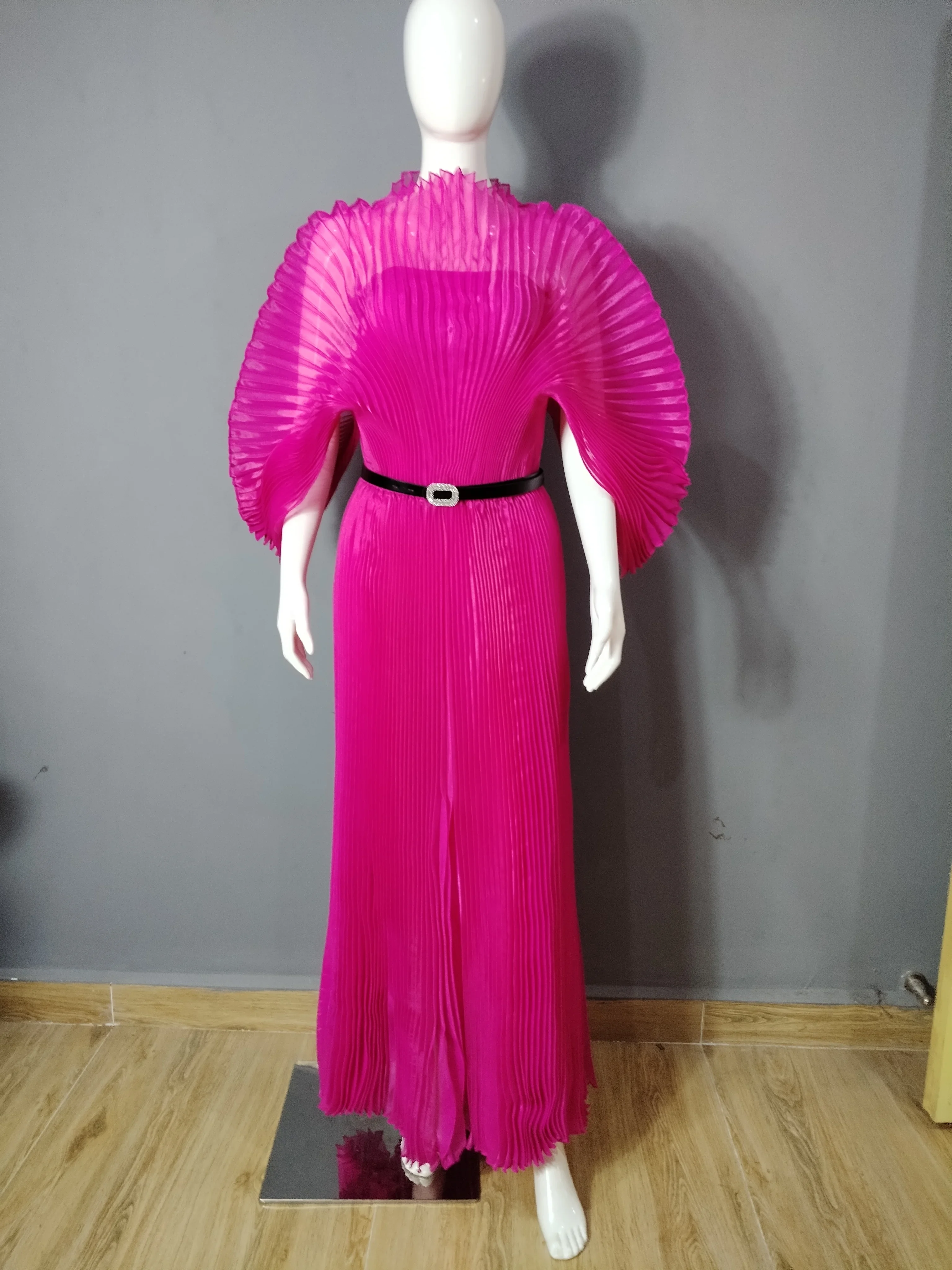 MIA XU Miyake Plissee Falten 2024 Herbst Neues Plus-Size-Kleid Handgefertigte Dolds Elegantes, brustfreies Abendkleid Damenbekleidung: Rose Red