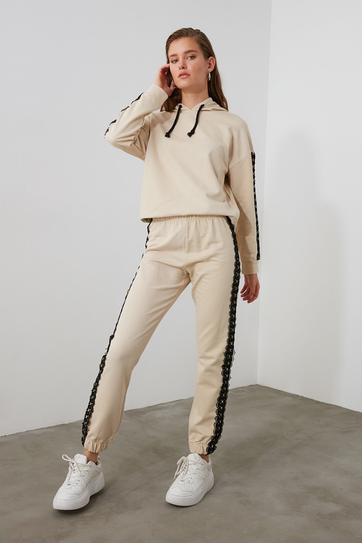 Trendyol Lace Ribbon Detail Basic Jogger Knit Sweatpants TWOAW21EA0114