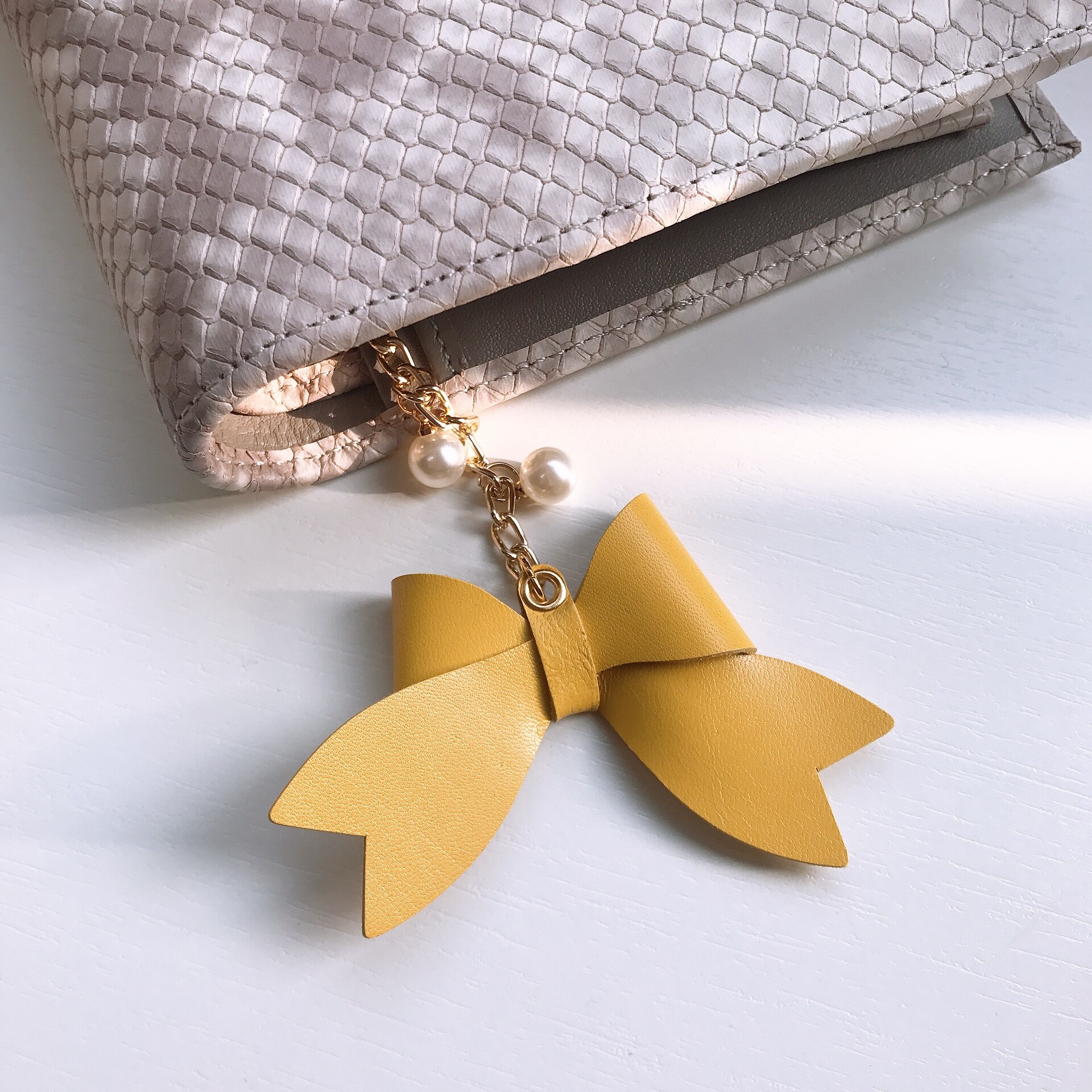 Pendentif en peau d&#39;agneau avec nœud papillon en perle, pour Journal, carnet de notes, décoration douce, accessoires mignons pour planificateur: Yellow