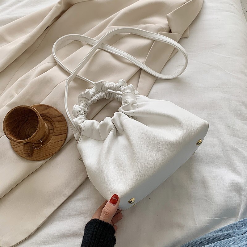 Damehåndvesker sommerhåndvesker til kvinner fast ruched wristlets kvinnelige mini pu lær skulderveske totes: Hvit