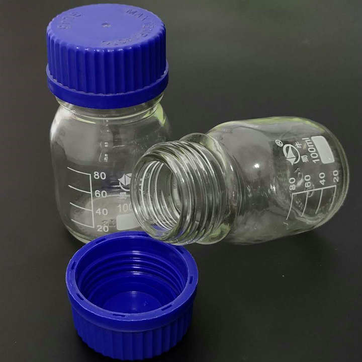 1 st 100ml glasflaska med blått plastskruvlock och skallinjer för laboratorietester/experimentglas