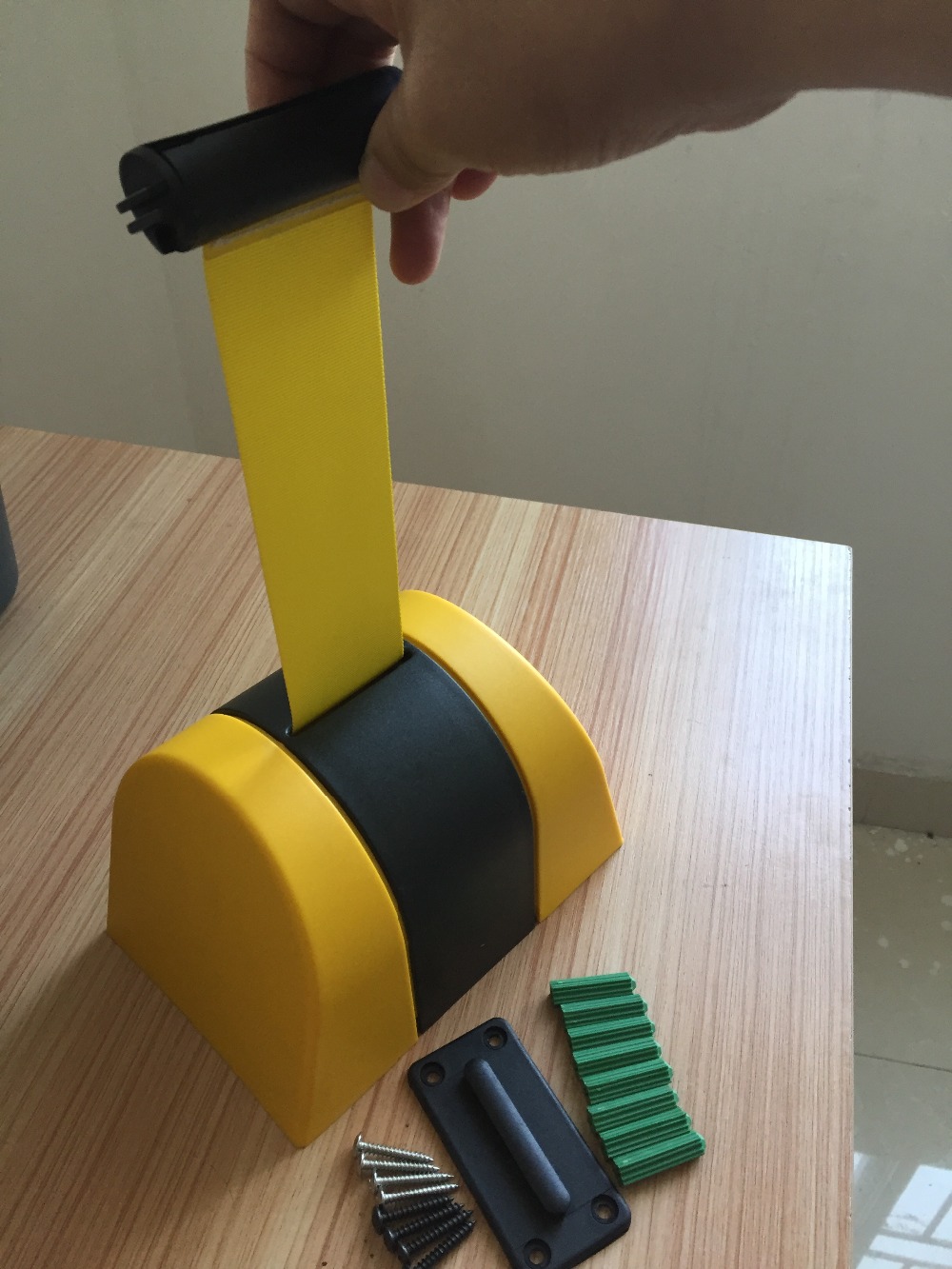 Max 10m belt length wall mounted retractable belt barrier with yellow / black striped caution belt for separated region