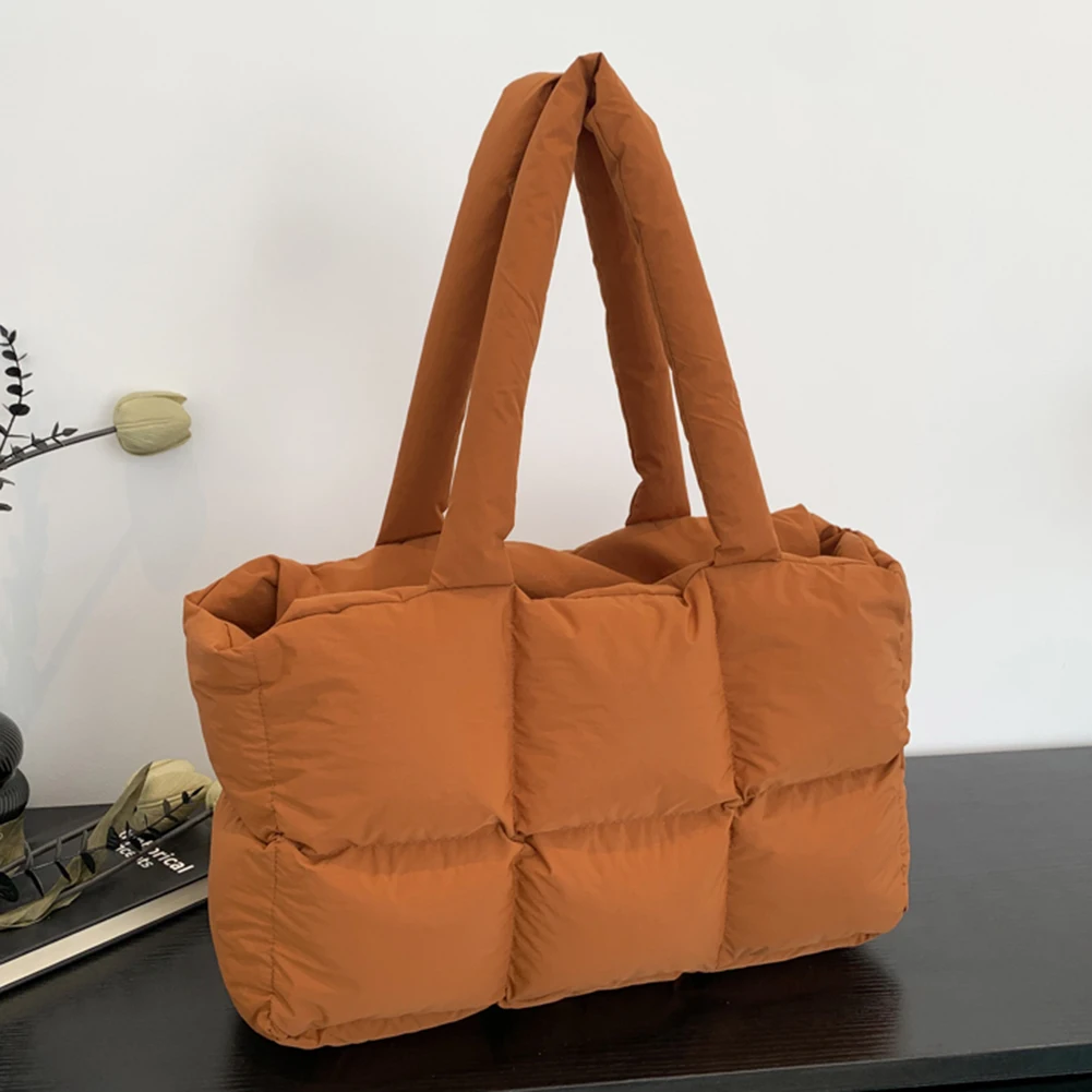 Dames gewatteerde handtas effen kleur gewatteerde enkele schoudertas grote capaciteit zachte cloud draagtas trendy tassen voor woon-werkverkeer: Bruin