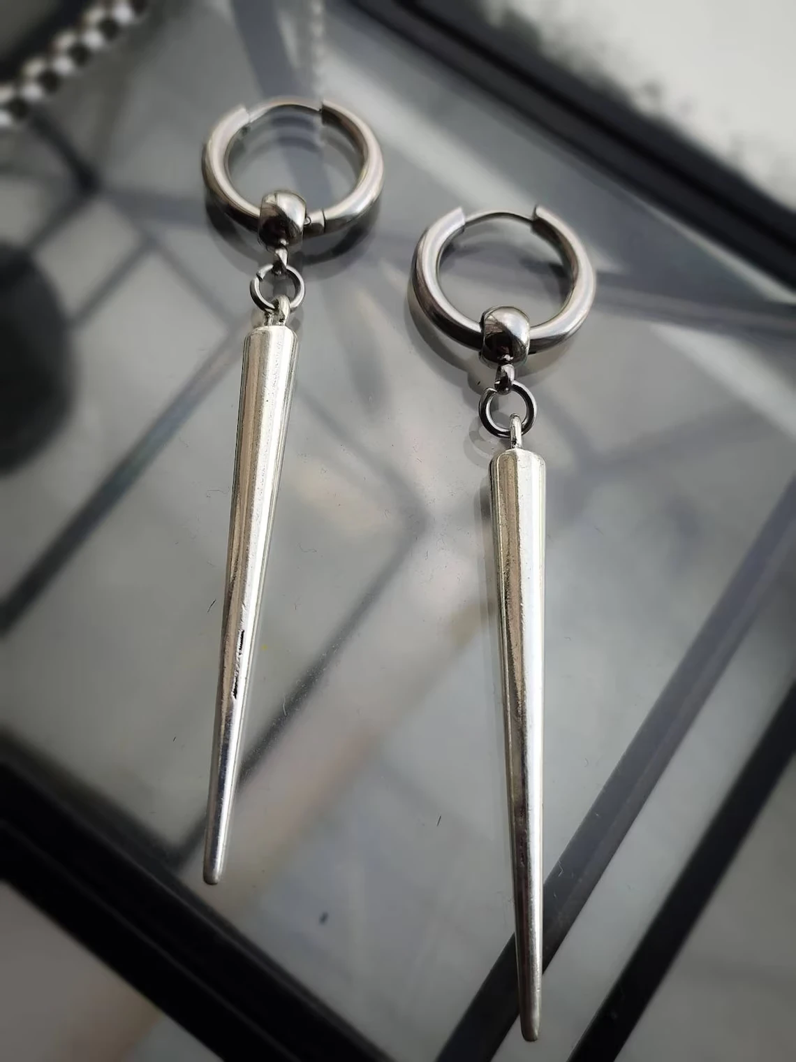 Brincos de argola huggie com pontas grandes, brincos góticos, punk, emo, alternativos, brincos femininos, joias masculinas